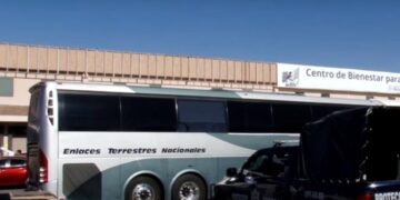 Primer autobús con migrantes deportados sale de Ciudad Juárez rumbo a Guerrero