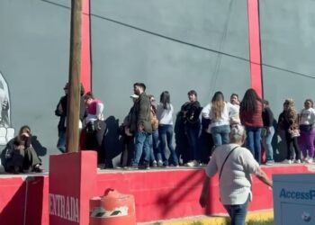 Largas filas para la venta de boletos de Alfredo Olivas en Ciudad Juárez