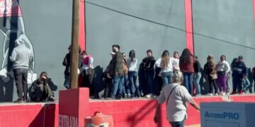 Largas filas para la venta de boletos de Alfredo Olivas en Ciudad Juárez