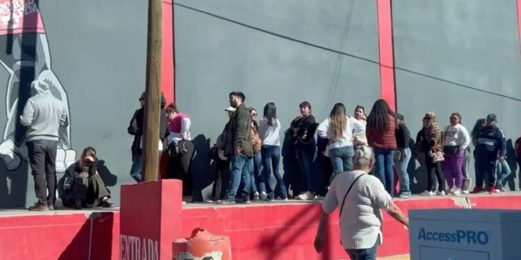Largas filas para la venta de boletos de Alfredo Olivas en Ciudad Juárez