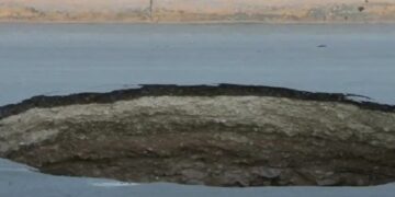 Se abre enorme socavón en Ciudad Juárez