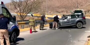 Evita atropellar a un perro y termina volcado