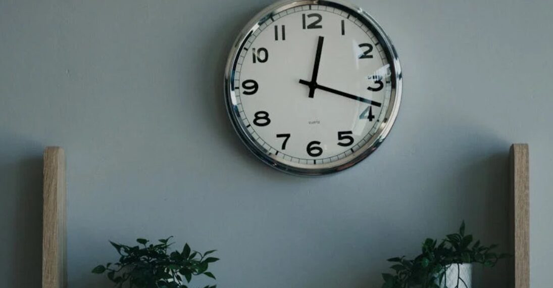 No te confundas con el ajuste de relojes; aquí te decimos cuándo y cómo prepararte