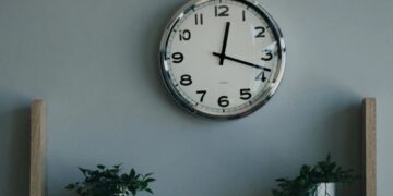 No te confundas con el ajuste de relojes; aquí te decimos cuándo y cómo prepararte