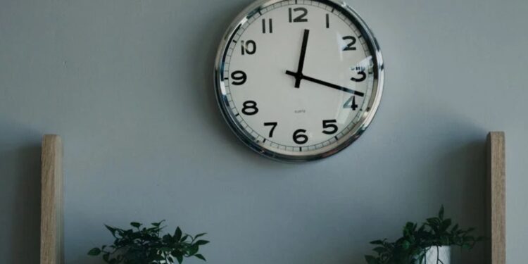 No te confundas con el ajuste de relojes; aquí te decimos cuándo y cómo prepararte