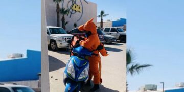 El conductor, que se desplazaba en motocicleta, se convirtió en el centro de atención de los conductores que lo vieron transitar por la ciudad.