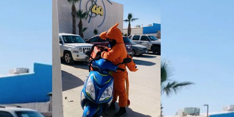 El conductor, que se desplazaba en motocicleta, se convirtió en el centro de atención de los conductores que lo vieron transitar por la ciudad.