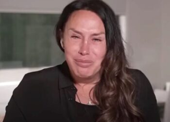 La actriz española Karla Sofía Gascón enfrenta una creciente controversia debido a la reaparición de antiguos mensajes en redes sociales