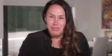 La actriz española Karla Sofía Gascón enfrenta una creciente controversia debido a la reaparición de antiguos mensajes en redes sociales