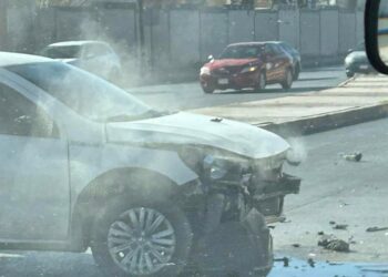 Choque involucra a un vehículo de empresa privada; autoridades realizan peritaje