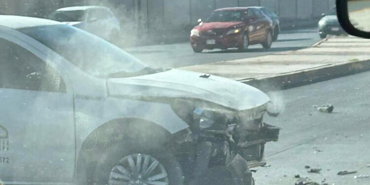 Choque involucra a un vehículo de empresa privada; autoridades realizan peritaje