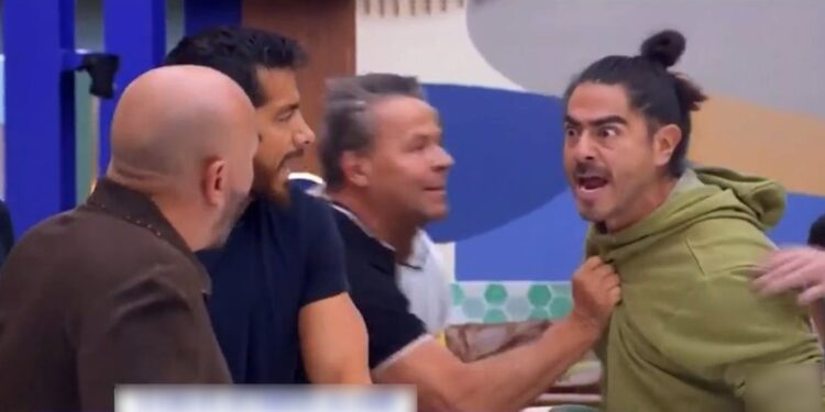 Rey Grupero y Paulo Quevedo protagonizan un altercado que escaló hasta los golpes; Lupillo Rivera también estaría involucrado.