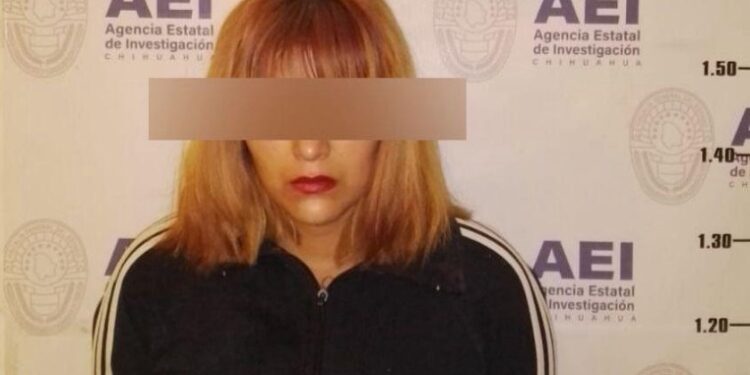 Detienen a mujer por golpear y calcinar a un hombre dentro de un vehículo en Ciudad Juárez