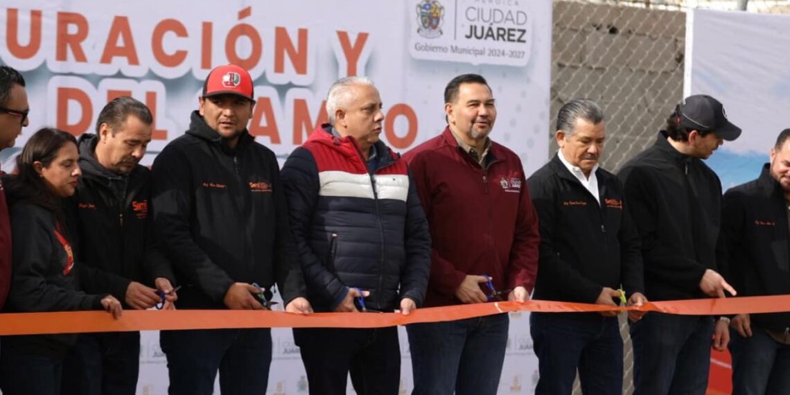 El Presidente Municipal Cruz Pérez Cuéllar, inauguró el nuevo campo de Softball, una obra financiada por el programa del Presupuesto Participativo, y anunció futuros apoyos para su mejora.