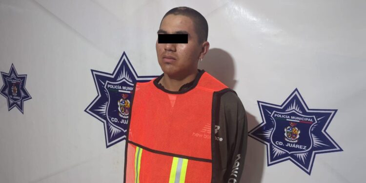 Así mismo los oficiales se percataron que el vehículo coincidía con las características de un automóvil reportado como robado un día antes, por lo que le marcaron el alto al conductor.