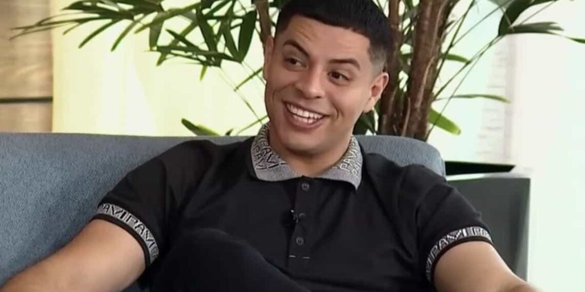 El vocalista de Grupo Firme sorprendió a todos con su atuendo en el cumpleaños de su hermano, generando reacciones divididas entre los usuarios.