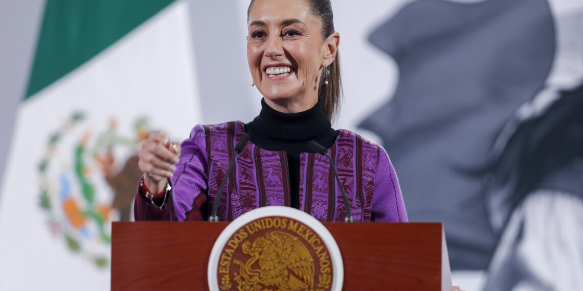MEX3481. CIUDAD DE MÉXICO (MÉXICO), 20/02/2025.- La presidenta de México, Claudia Sheinbaum, habla durante una rueda de prensa este jueves, en Palacio Nacional de la Ciudad de México (México). Sheinbaum cosecha atención internacional y popularidad interna al cumplirse un mes del nuevo Gobierno del presidente, Donald Trump, en Estados Unidos, por la forma en la que ha manejado los amagos de aranceles, la cooperación contra el narcotráfico y la migración. EFE/ Isaac Esquivel