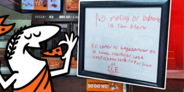 Con letrero, gerente de Little Caesars amenaza con llamar al ICE a clientes migrantes en EU