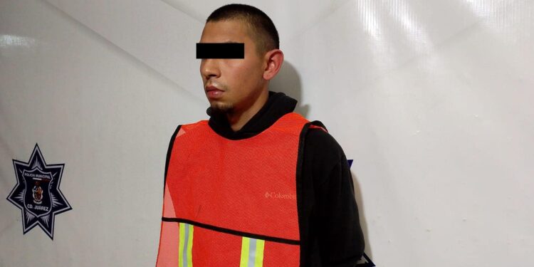 Un joven de 21 años fue detenido en el fraccionamiento Parajes del Sol tras amenazar con un arma de fuego a un conductor que le tocó el claxon; portaba una pistola calibre 40 con cinco cartuchos útiles.