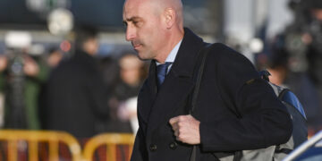 SAN FERNANDO DE HENARES (MADRID), 03/02/2025.- El expresidente de la Federación Española de Fútbol (RFEF) Luis Rubiales, acusado de agresión sexual y coacciones, a su llegada este lunes a la Audiencia Nacional de San Fernando de Henares donde será juzgado por el beso que dio a la jugadora Jenni Hermoso tras la victoria del Mundial en Sídney (Australia) el 20 de agosto de 2023 y que ella asegura que no consintió. Rubiales se enfrentará a una petición de dos años y medio de cárcel y compartirá banquillo con tres personas de su confianza en la Federación: el exdirector deportivo de la selección masculina Albert Luque, el exentrenador de la femenina Jorge Vilda y el antiguo responsable de Marketing de la RFEF Rubén Rivera. EFE/Fernando Villar