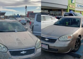 Multan a conductores por estacionarse en lugares para personas con discapacidad en Plaza Sendero