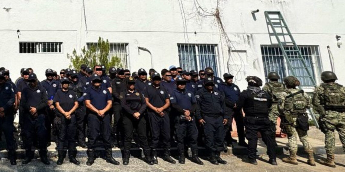 Los elementos fueron detenidos en flagrancia, toda vez que no pudieron acreditar la función de policía, a través de alguna credencial o documento.