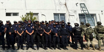 Los elementos fueron detenidos en flagrancia, toda vez que no pudieron acreditar la función de policía, a través de alguna credencial o documento.