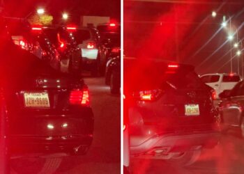 Una usuaria del Puente Internacional reportó la invasión de la fila por parte de una camioneta y un automóvil negro