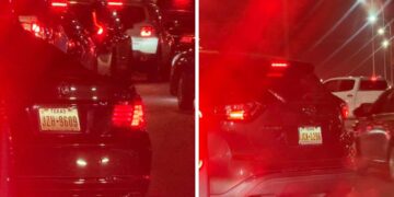 Una usuaria del Puente Internacional reportó la invasión de la fila por parte de una camioneta y un automóvil negro