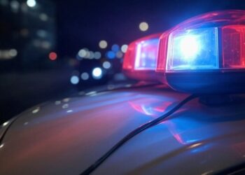 Un insólito incidente vial se registró en Connecticut, donde un hombre fue detenido por la Policía Estatal tras ser sorprendido conduciendo a más de 200 km/h