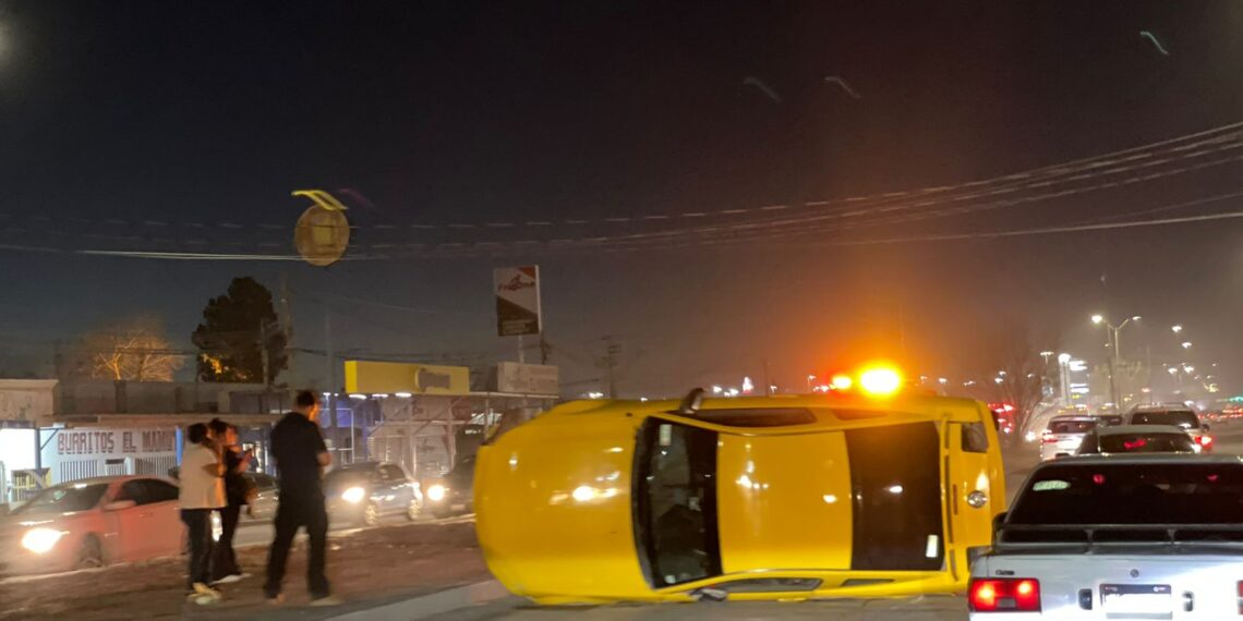 La noche de ayer se registró la volcadura de un vehículo amarillo sobre la avenida Juárez Porvenir