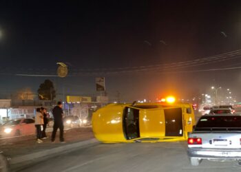La noche de ayer se registró la volcadura de un vehículo amarillo sobre la avenida Juárez Porvenir
