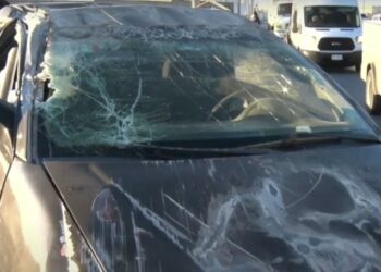 Exceso de velocidad provoca volcadura; el vehículo quedó en pérdida total