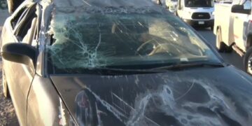 Exceso de velocidad provoca volcadura; el vehículo quedó en pérdida total