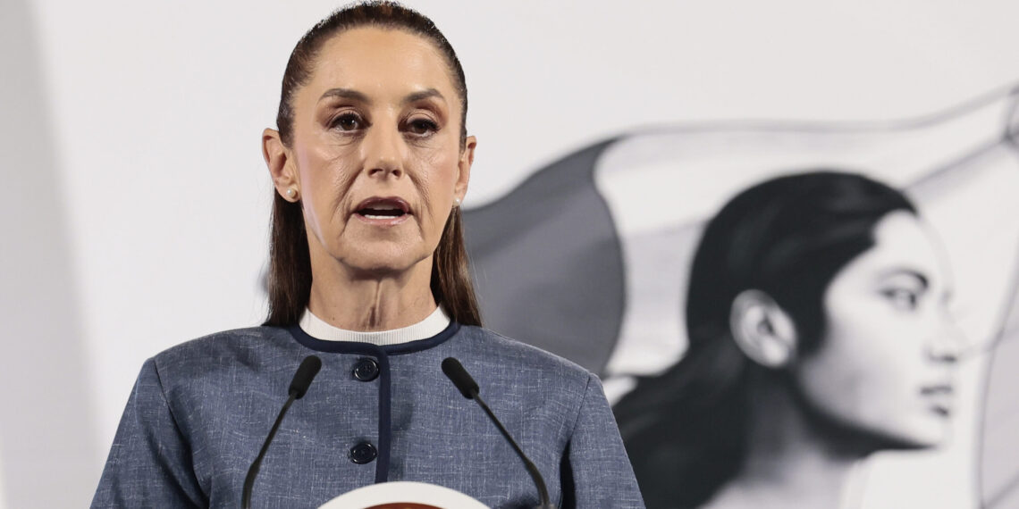 MEX7468. CIUDAD DE MÉXICO (MÉXICO), 25/03/2025.- La presidenta de México, Claudia Sheinbaum, habla durante una rueda de prensa este martes, en Palacio Nacional de la Ciudad de México (México). Sheinbaum señaló que la visita de este 28 de marzo de Kristin Noem, secretaria de Seguridad Interior de Estados Unidos, no tiene relación con la imposición de aranceles, que según lo anunciado por el presidente, Donald Trump, entrarían en vigor el próximo 2 de abril, y se centrarán en la "coordinación" en materia de seguridad. EFE/José Méndez