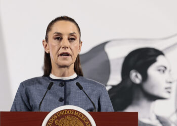 MEX7468. CIUDAD DE MÉXICO (MÉXICO), 25/03/2025.- La presidenta de México, Claudia Sheinbaum, habla durante una rueda de prensa este martes, en Palacio Nacional de la Ciudad de México (México). Sheinbaum señaló que la visita de este 28 de marzo de Kristin Noem, secretaria de Seguridad Interior de Estados Unidos, no tiene relación con la imposición de aranceles, que según lo anunciado por el presidente, Donald Trump, entrarían en vigor el próximo 2 de abril, y se centrarán en la "coordinación" en materia de seguridad. EFE/José Méndez