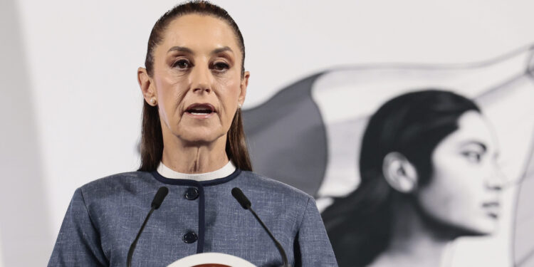 MEX7468. CIUDAD DE MÉXICO (MÉXICO), 25/03/2025.- La presidenta de México, Claudia Sheinbaum, habla durante una rueda de prensa este martes, en Palacio Nacional de la Ciudad de México (México). Sheinbaum señaló que la visita de este 28 de marzo de Kristin Noem, secretaria de Seguridad Interior de Estados Unidos, no tiene relación con la imposición de aranceles, que según lo anunciado por el presidente, Donald Trump, entrarían en vigor el próximo 2 de abril, y se centrarán en la "coordinación" en materia de seguridad. EFE/José Méndez