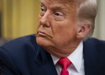 Washington (United States), 06/03/2025.- US President Donald Trump prior to signing an executive order in the Oval Office of the White House in Washington, DC, US, 06 March 2025. Trump signed executive orders to pause tariffs on USMCA trade from Canada and Mexico until 02 April 2025. EFE/EPA/AL DRAGO / POOL