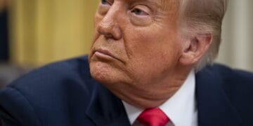 Washington (United States), 06/03/2025.- US President Donald Trump prior to signing an executive order in the Oval Office of the White House in Washington, DC, US, 06 March 2025. Trump signed executive orders to pause tariffs on USMCA trade from Canada and Mexico until 02 April 2025. EFE/EPA/AL DRAGO / POOL