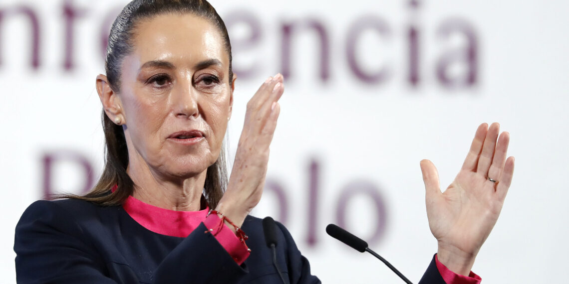 MEX8293. CIUDAD DE MÉXICO (MÉXICO), 31/03/2025.- La presidenta de México, Claudia Sheinbaum, participa este lunes en una rueda de prensa matutina en Palacio Nacional de la Ciudad de México (México). Sheinbaum anunció que impugnará ante el Tribunal Electoral el veto que impuso el Instituto Nacional Electoral (INE) para impedir que ella o cualquier funcionario pública promueva el voto para la primera elección popular del Poder Judicial. EFE/ Mario Guzmán