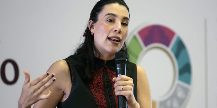 MEX5469. CIUDAD DE MÉXICO (MÉXICO), 04/03/2025.- La secretaria de Turismo de México, Josefina Rodríguez Zamora, habla durante una conferencia de prensa este martes, en Ciudad de México (México). Por primera vez en la historia del Tianguis Turístico, el evento más importante del sector terciario se realizará en el norte de México, siendo el estado fronterizo de Baja California el anfitrión. EFE/ José Méndez