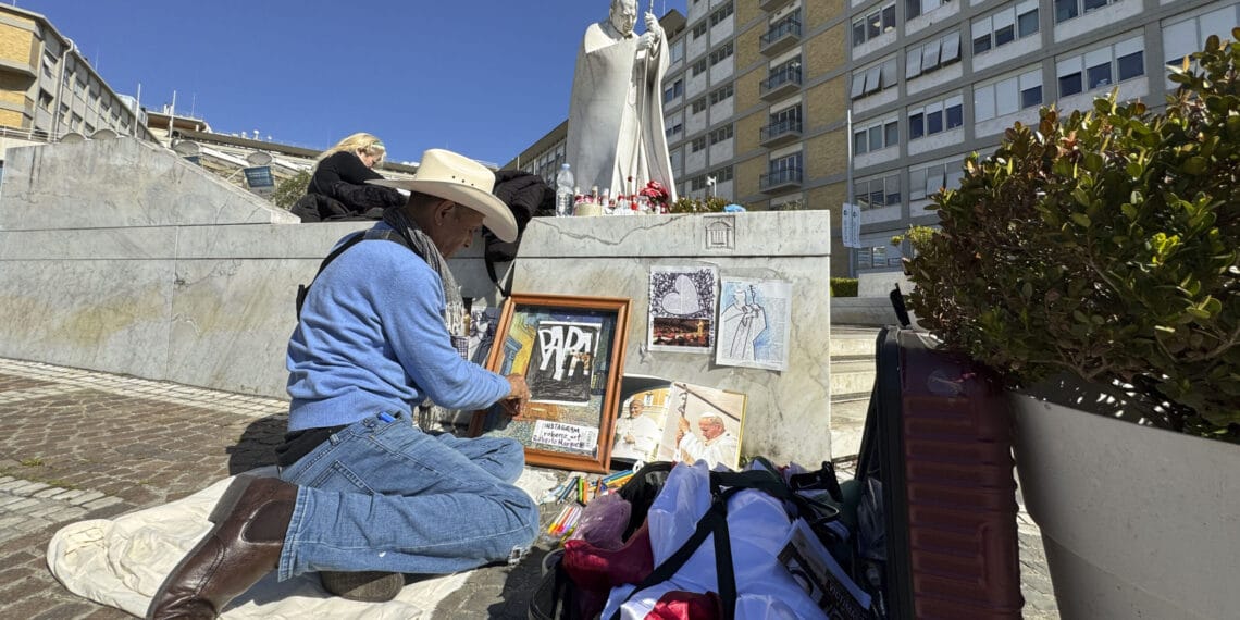 CIUDAD DEL VATICANO, 03/03/2025.- Un artista dibuja ante la escultura del papa Juan Pablo II, a las puertas del Hospital Gemelli donde permanece ingresado el papa. El papa Francisco descansó toda la noche, se despertó, desayunó y comenzó el tratamiento diario en el décimo octavo día de hospitalización y, en cuanto a la neumonía bilateral, "la situación es estable" y sigue "una evolución natural", informaron fuentes vaticanas. Según las mismas fuentes, el papa ha dormido bien toda la noche y, como ya ocurrió el domingo, no está sometido a ventilación mecánica y se le está administrando oxígeno mediante cánulas nasales. EFE/Daniel Cáceres