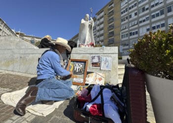 CIUDAD DEL VATICANO, 03/03/2025.- Un artista dibuja ante la escultura del papa Juan Pablo II, a las puertas del Hospital Gemelli donde permanece ingresado el papa. El papa Francisco descansó toda la noche, se despertó, desayunó y comenzó el tratamiento diario en el décimo octavo día de hospitalización y, en cuanto a la neumonía bilateral, "la situación es estable" y sigue "una evolución natural", informaron fuentes vaticanas. Según las mismas fuentes, el papa ha dormido bien toda la noche y, como ya ocurrió el domingo, no está sometido a ventilación mecánica y se le está administrando oxígeno mediante cánulas nasales. EFE/Daniel Cáceres