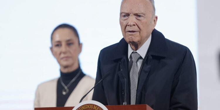 MEX6106. CIUDAD DE MÉXICO (MÉXICO), 11/03/2025.- El fiscal general de México, Alejandro Gertz Manero, habla en una rueda de prensa este martes, en el Palacio Nacional de la Ciudad de México (México). Manero consideró "increíble" que las autoridades locales y estatales no tuvieran conocimiento de las fosas y crematorios hallados en el estado de Jalisco, oeste de México, por un grupo de familias buscadoras de desaparecidos, y apuntó que estudia atraer el caso a la Fiscalía General de la República (FGR). EFE/ Isaac Esquivel