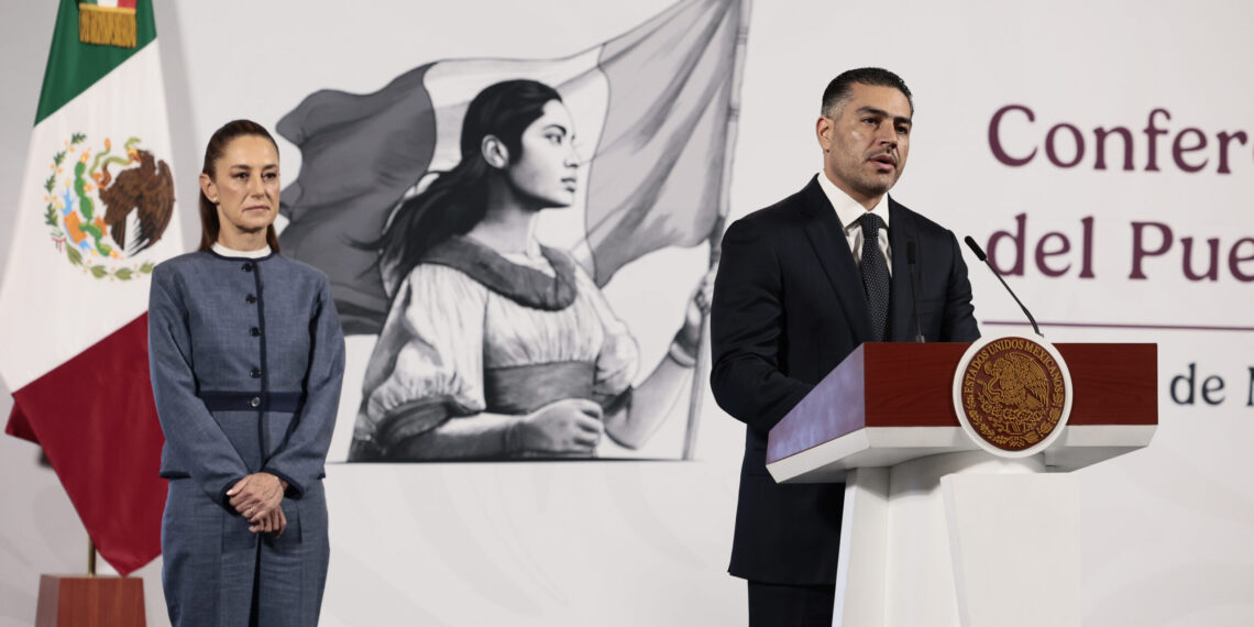 MEX7496. CIUDAD DE MÉXICO (MÉXICO), 25/03/2025.- El secretario de Seguridad y Protección Ciudadana, Omar García Harfuch (d), habla durante la conferencia de prensa diaria de la presidenta de México, Claudia Sheinbaum (i), en Palacio Nacional de la Ciudad de México (México). La 'Operación Frontera Norte' de México, acordada con Estados Unidos, suma hasta este martes 1.748 detenidos, incluyendo capos buscados por el Buró Federal de Investigaciones (FBI), una semana antes del fin de la pausa de los aranceles del presidente estadounidense, Donald Trump. EFE/José Méndez