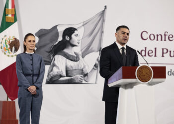 MEX7496. CIUDAD DE MÉXICO (MÉXICO), 25/03/2025.- El secretario de Seguridad y Protección Ciudadana, Omar García Harfuch (d), habla durante la conferencia de prensa diaria de la presidenta de México, Claudia Sheinbaum (i), en Palacio Nacional de la Ciudad de México (México). La 'Operación Frontera Norte' de México, acordada con Estados Unidos, suma hasta este martes 1.748 detenidos, incluyendo capos buscados por el Buró Federal de Investigaciones (FBI), una semana antes del fin de la pausa de los aranceles del presidente estadounidense, Donald Trump. EFE/José Méndez