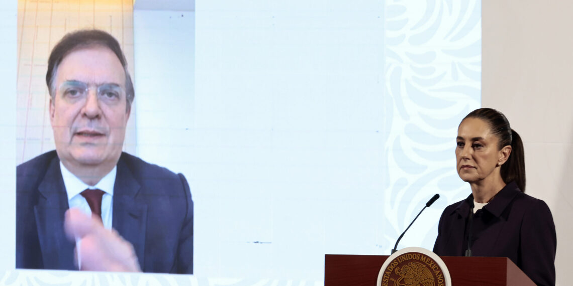 MEX7696. CIUDAD DE MÉXICO (MÉXICO), 27/03/2025 .- El secretario de Economía, Marcelo Ebrard (i), participa vía remota durante una rueda de prensa este jueves, en el Palacio Nacional, en Ciudad de México (México). La presidenta de México, Claudia Sheinbaum, expresó que responderá el 3 de abril a los nuevos aranceles del 25 % a los automóviles que anunció el miércoles el mandatario de Estados Unidos, Donald Trump, al argumentar que "todavía hay espacio de negociación". EFE/ José Méndez