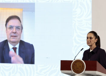 MEX7696. CIUDAD DE MÉXICO (MÉXICO), 27/03/2025 .- El secretario de Economía, Marcelo Ebrard (i), participa vía remota durante una rueda de prensa este jueves, en el Palacio Nacional, en Ciudad de México (México). La presidenta de México, Claudia Sheinbaum, expresó que responderá el 3 de abril a los nuevos aranceles del 25 % a los automóviles que anunció el miércoles el mandatario de Estados Unidos, Donald Trump, al argumentar que "todavía hay espacio de negociación". EFE/ José Méndez