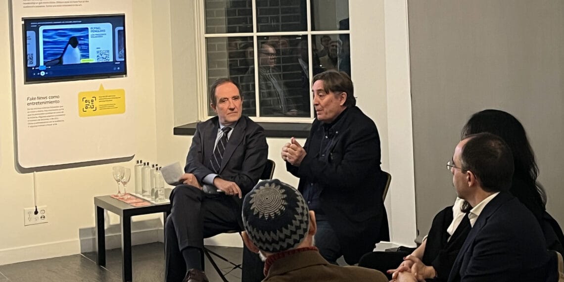 AME6700. NUEVA YORK (ESTADOS UNIDOS), 04/03/2025.- El director del Instituto Cervantes, Luis García Montero (c), habla durante un encuentro en la sede del Instituto en Nueva York (EE.UU.). García Montero ha manifestado la importancia de la lengua española en la sociedad estadounidense, en un momento en el que la nueva Administración Trump levanta barreras contra la diversidad lingüística al declarar el inglés como "lengua oficial" del país. EFE/Andrea Gallego