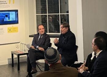 AME6700. NUEVA YORK (ESTADOS UNIDOS), 04/03/2025.- El director del Instituto Cervantes, Luis García Montero (c), habla durante un encuentro en la sede del Instituto en Nueva York (EE.UU.). García Montero ha manifestado la importancia de la lengua española en la sociedad estadounidense, en un momento en el que la nueva Administración Trump levanta barreras contra la diversidad lingüística al declarar el inglés como "lengua oficial" del país. EFE/Andrea Gallego